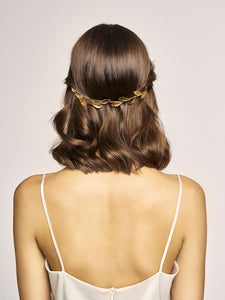 Braut trägt hinten vergoldetes Haarband "Toujours Double" von kj. - Kokoro Berlin x Jeonga Choi Berlin
