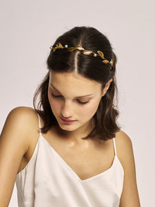 Braut trägt vergoldetes Haarband "Toujours Perle" von kj. - Kokoro Berlin x Jeonga Choi Berlin