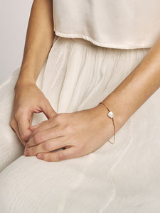 Braut trägt vergoldetes Armband "Lune" von kj. - Kokoro Berlin x Jeonga Choi Berlin
