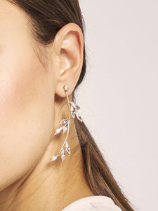 Detailbild: Braut trägt versilberte Ohrringe "Minuit Crystal" von kj. - Kokoro Berlin x Jeonga Choi Berlin