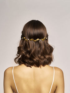 Braut trägt hinten vergoldetes Haarband "Toujours Perle" von kj. - Kokoro Berlin x Jeonga Choi Berlin